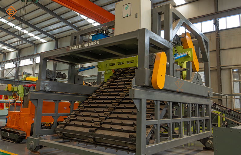 有機(jī)肥發(fā)酵鏈板翻堆機(jī)工作原理 有機(jī)肥發(fā)酵鏈板翻堆機(jī)工作原理